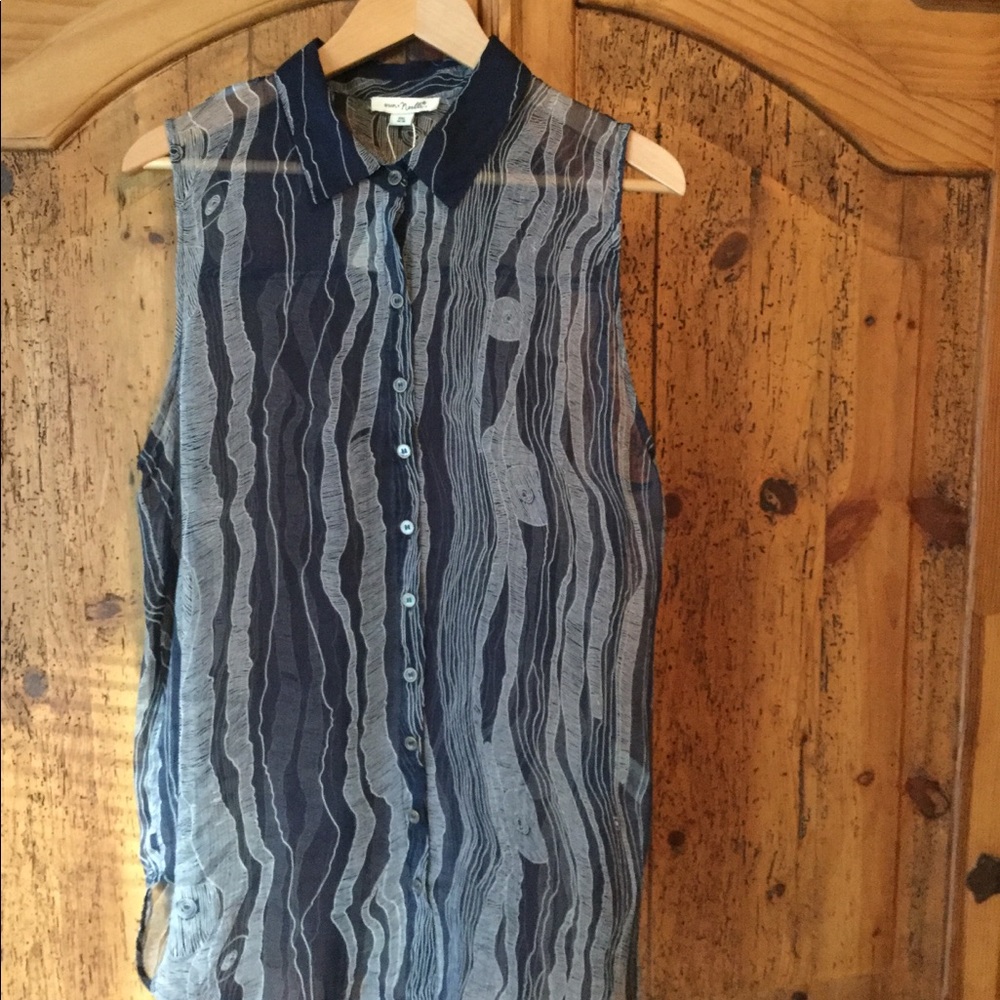 Sleeveless blouse